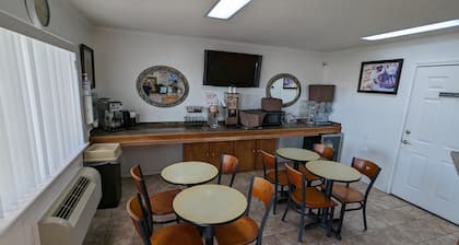 Hillcrest Inn & Suites