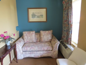 Standard Room, 1 King Bed, Non Smoking | Living area | TV