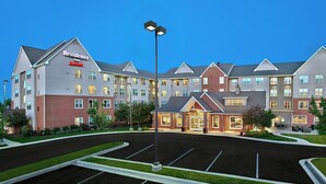 A Marriott Residence Inn with a parking lot and a landscaped area. - Residence Inn by Marriott Waldorf (Waldorf)