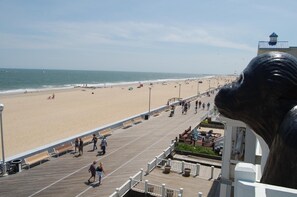 On the beach - Safari Hotel Boardwalk (Ocean City)