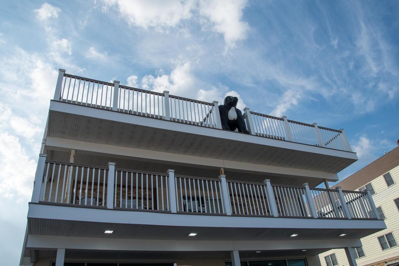 Un edificio de varios pisos con balcones y barandas.