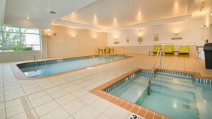 Un espace piscine comprenant plusieurs couloirs de nage, chacun étant clairement identifié par un numéro, et un panneau indiquant « Interdiction de plonger » est affiché sur le mur.