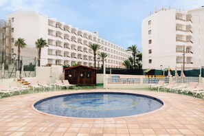 Outdoor pool, pool umbrellas, pool loungers - Bluesea Coral Beach (Santa Eulalia del Rio)