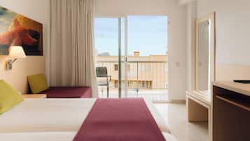 Superior-dobbeltværelse - udsigt til pool | Pengeskab på værelset, skrivebord, mørklægningsgardiner, internet