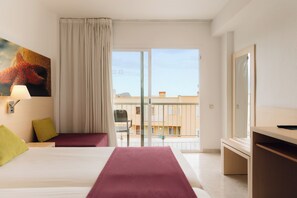 Chambre Double Supérieure, vue piscine | Coffres-forts dans les chambres, bureau, rideaux occultants, Internet