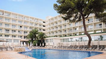 Ulkouima-allas, aurinkovarjoja, aurinkotuoleja