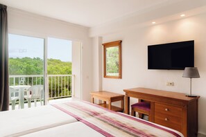 Caja fuerte, escritorio, cortinas opacas y Internet