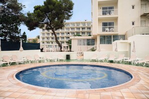 Kolam renang outdoor, dengan payung kolam renang dan kursi berjemur