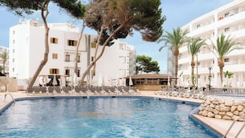 Ulkouima-allas, aurinkovarjoja, aurinkotuoleja