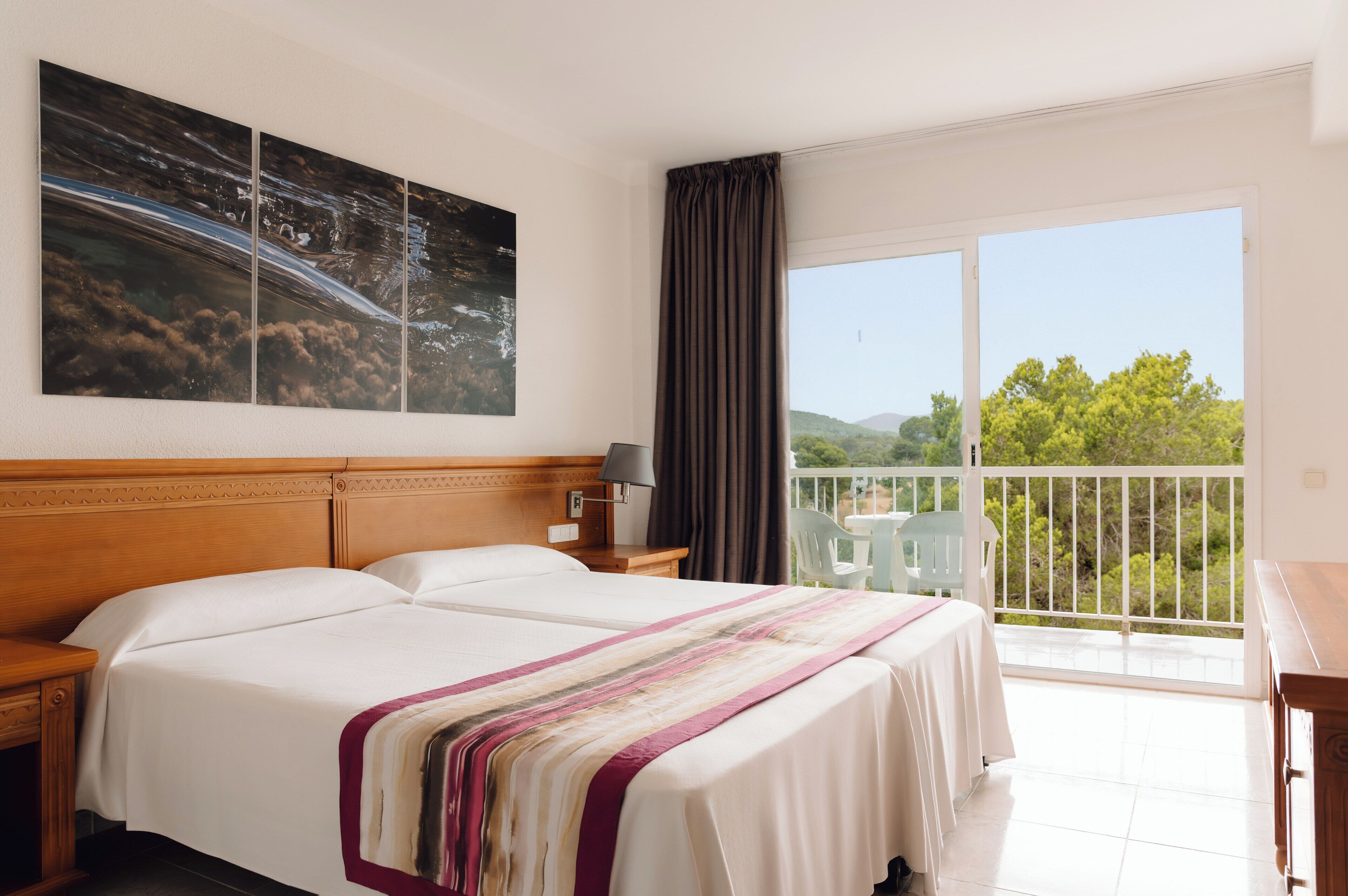 Een kluis op de kamer, een bureau, verduisterende gordijnen, internet