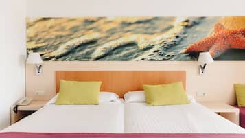 Superior tweepersoonskamer, uitzicht op zwembad | Een kluis op de kamer, een bureau, verduisterende gordijnen, internet