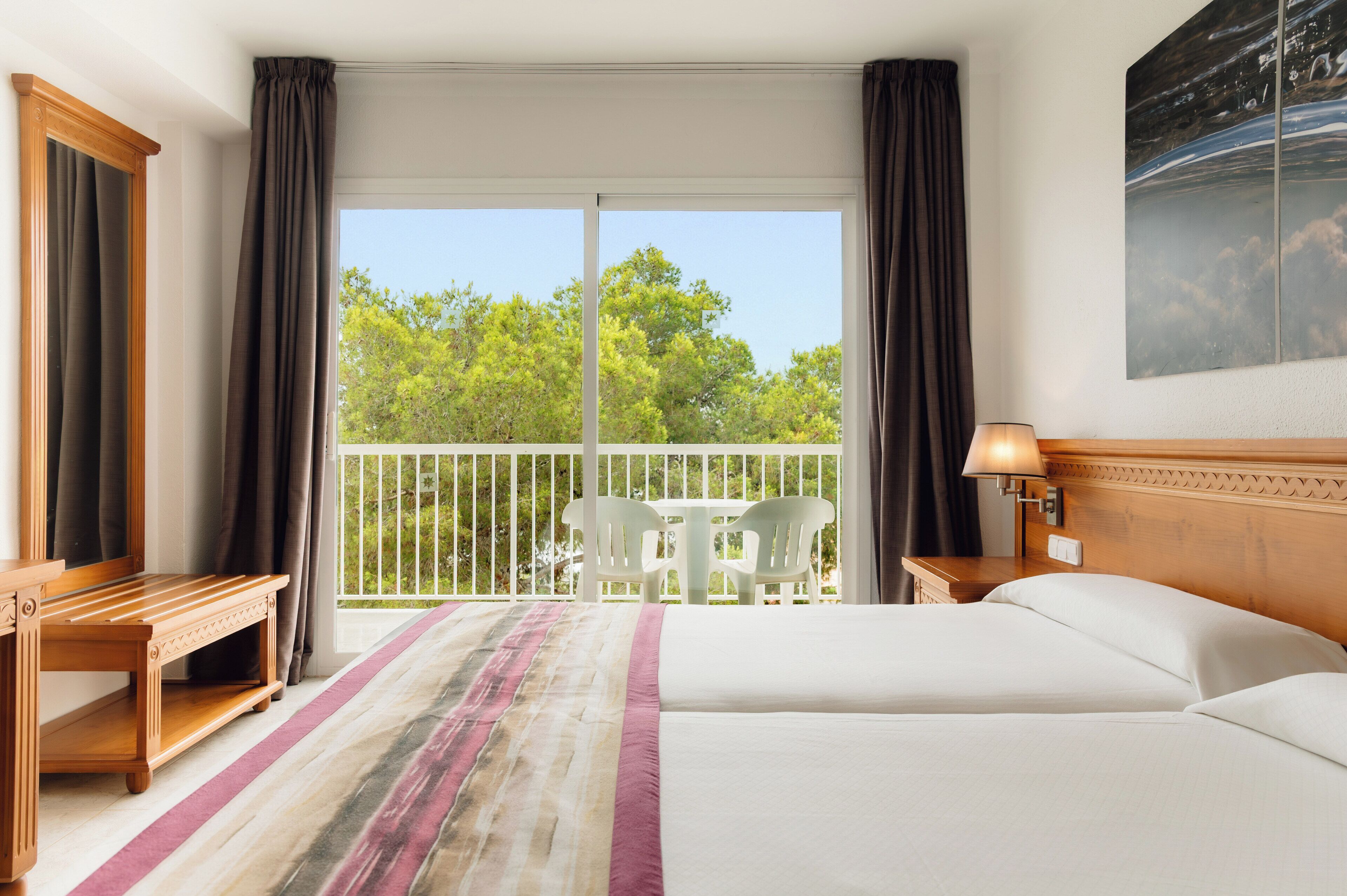 客房内保险箱、办公桌、遮光窗帘、高速上网