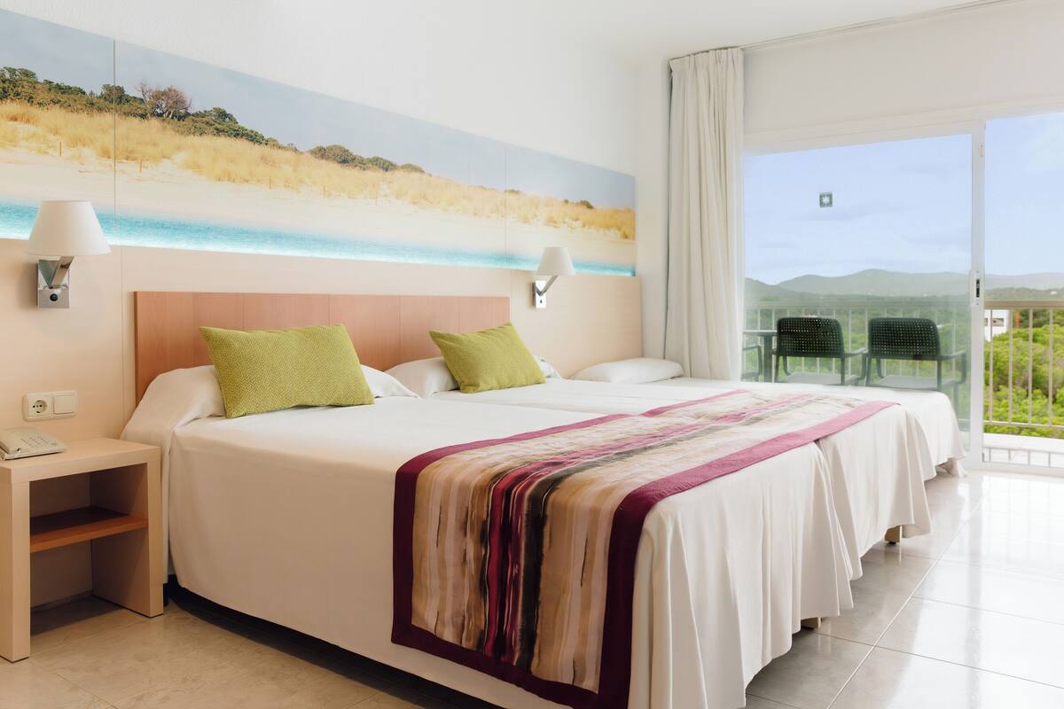 Triple Room | In-room safe, desk, blackout drapes, high-speed internet