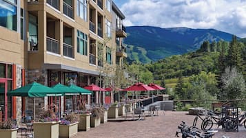 Un hôtel doté d’une terrasse, de cafés Starbucks et offrant une vue sur les montagnes.