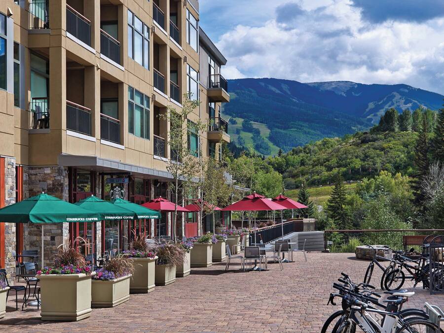 Un hôtel doté d’une terrasse, de cafés Starbucks et offrant une vue sur les montagnes.