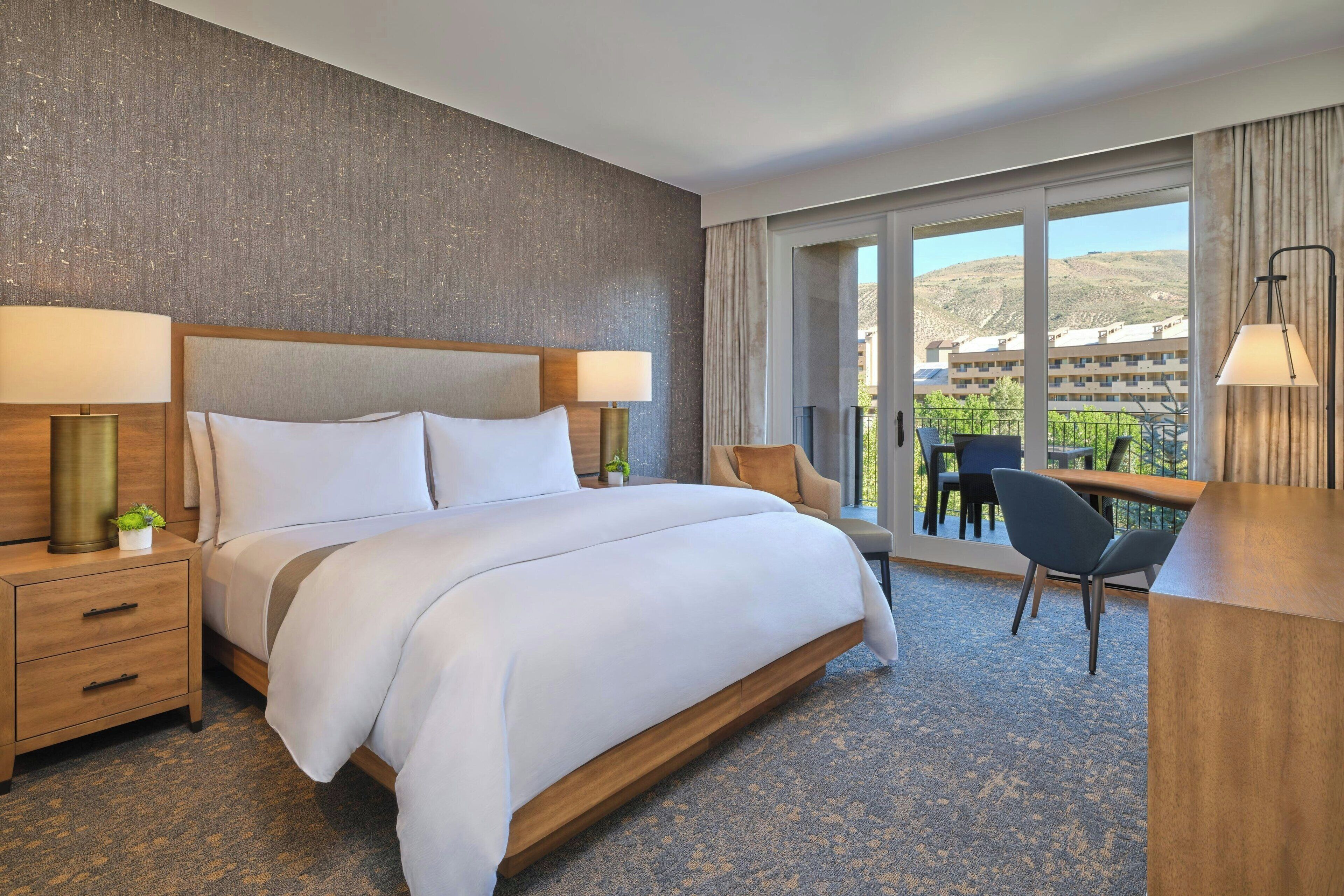 Caixa forta a l'habitació, escriptori i cortines opaques 