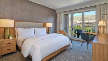 Brankas, meja kerja, tirai kedap cahaya, dan setrika/meja setrika