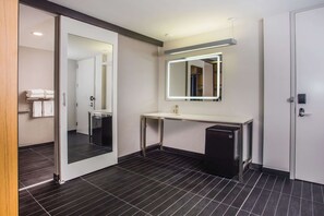 Egyptian cotton sheets, premium bedding, desk, blackout curtains - La Quinta Inn & Suites by Wyndham Winchester (Winchester)