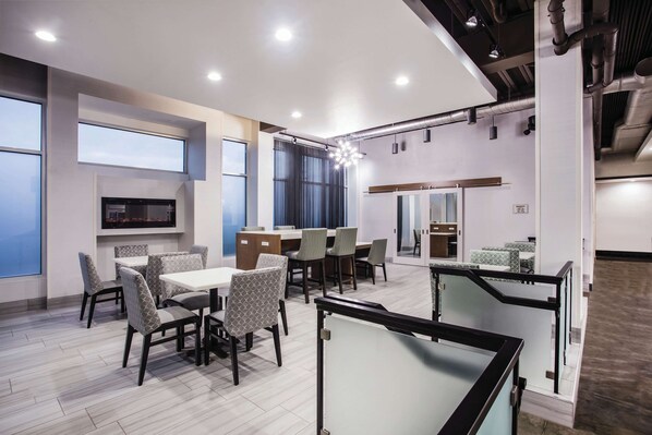 含每日吃到飽早餐