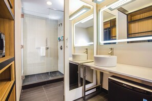 Habitación, 2 camas Queen size, para no fumadores | Sábanas de algodón egipcio, ropa de cama de alta calidad y escritorio 