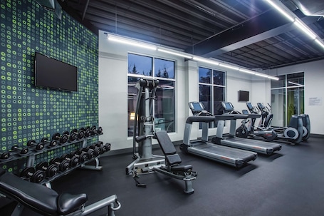Fitness facility. La Quinta Inn & Suites by Wyndham Winchester