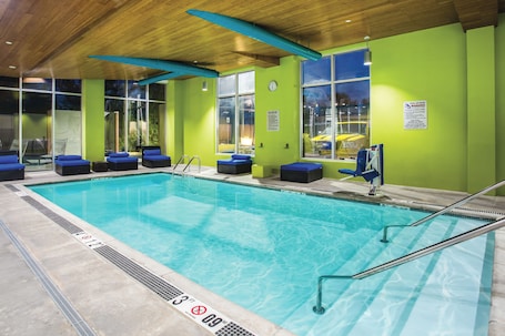 Indoor pool. La Quinta Inn & Suites by Wyndham Winchester