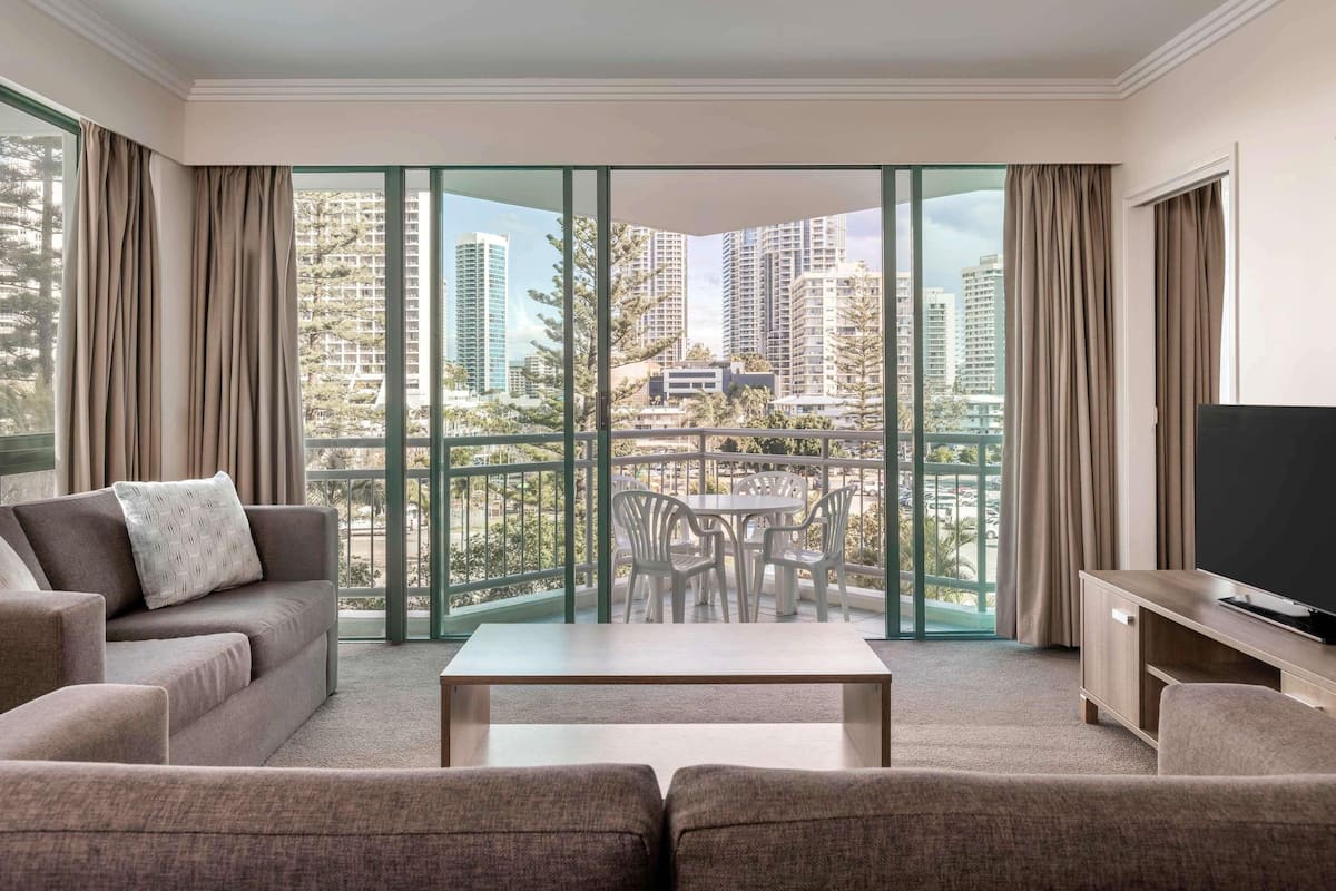 Rum - 2 sovrum | Värdeförvaringsskåp på rummet, individuell inredning och unika möbler