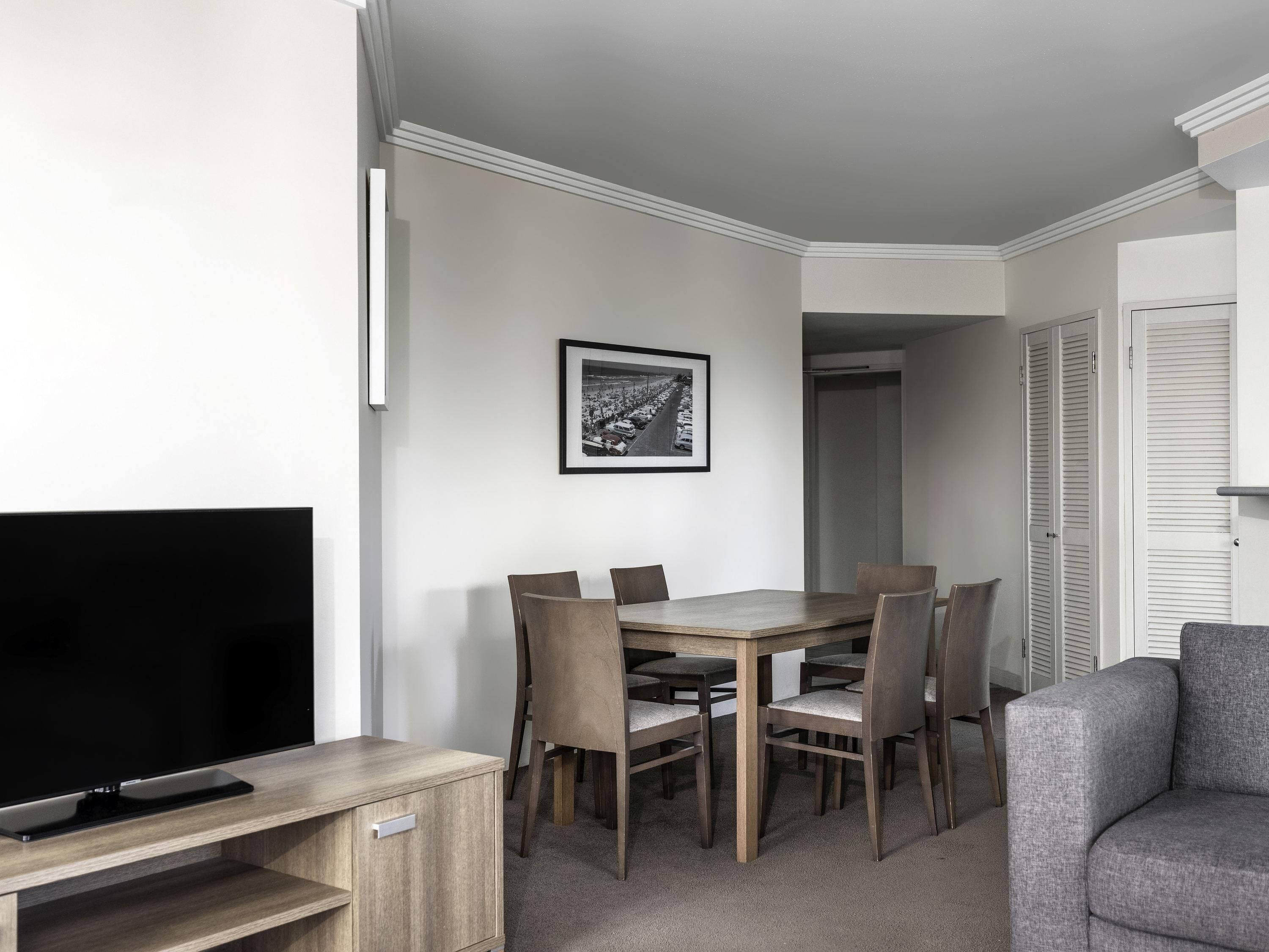 ルーム 2 ベッドルーム | セーフティボックス (室内)、客室ごとに異なる装飾、客室ごとに異なるインテリア、アイロン / アイロン台