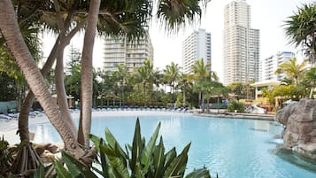 Kolam renang indoor dan kolam renang outdoor, dengan kursi berjemur