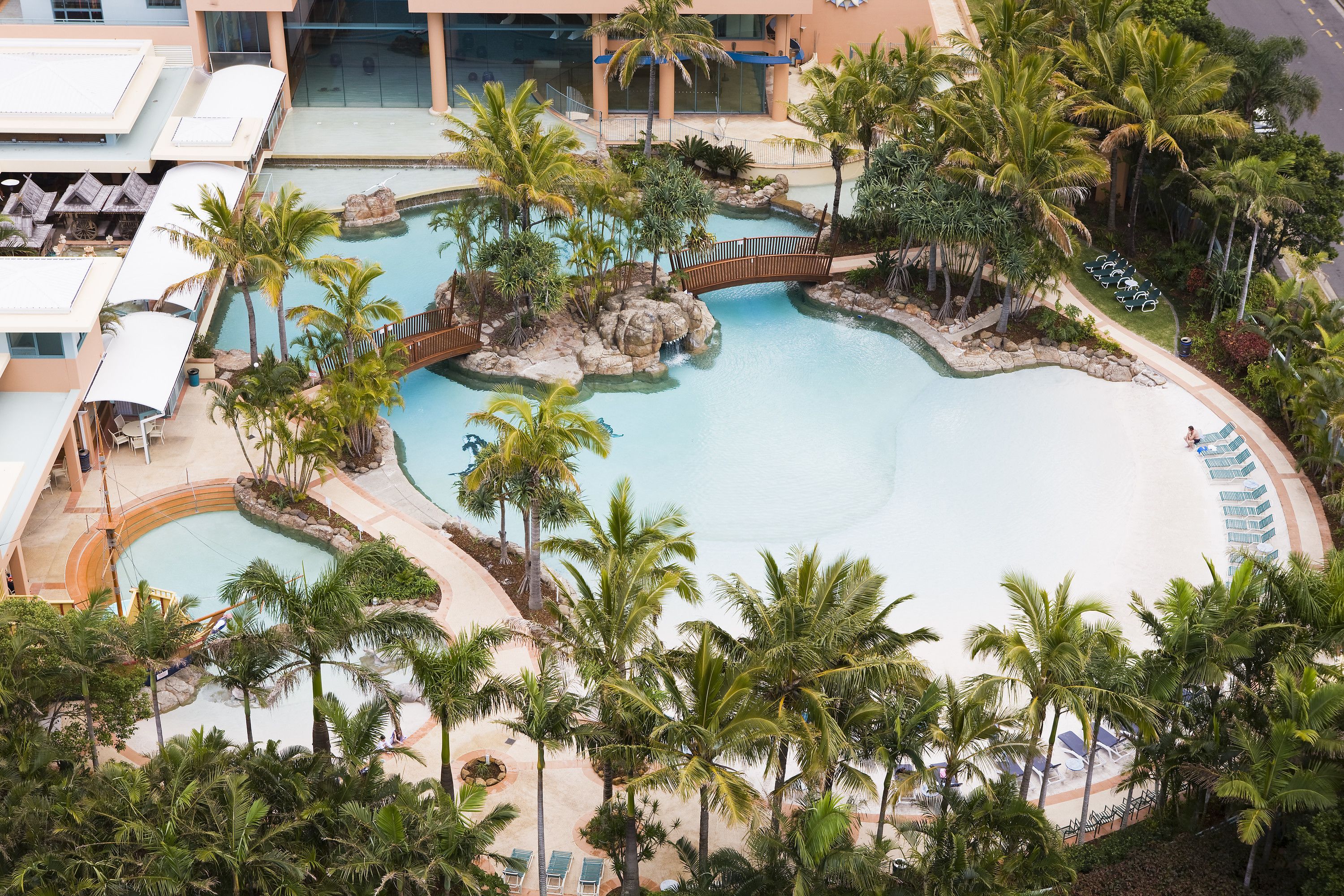 室內游泳池和室外游泳池，提供日光浴躺椅