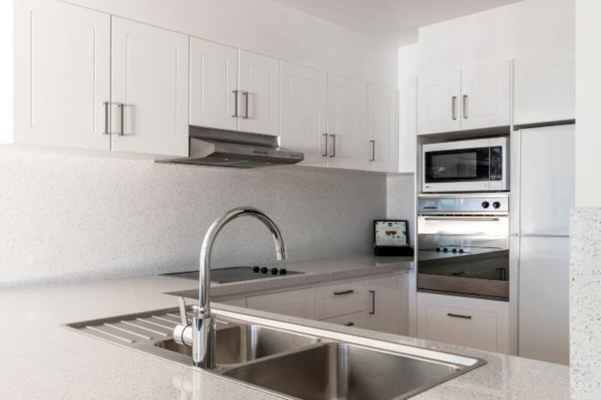 Private kitchen | Full-size fridge, microwave, stovetop, dishwasher