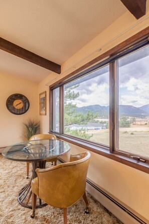 Living room - Brynwood on the River (Estes Park)
