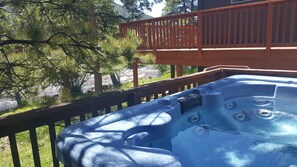 Chic-A-Dee #27 (Cabin, Private Hot Tub, Fireplace, Sleeps 4 adults and 2 children) | Decoración individual y mobiliario individual