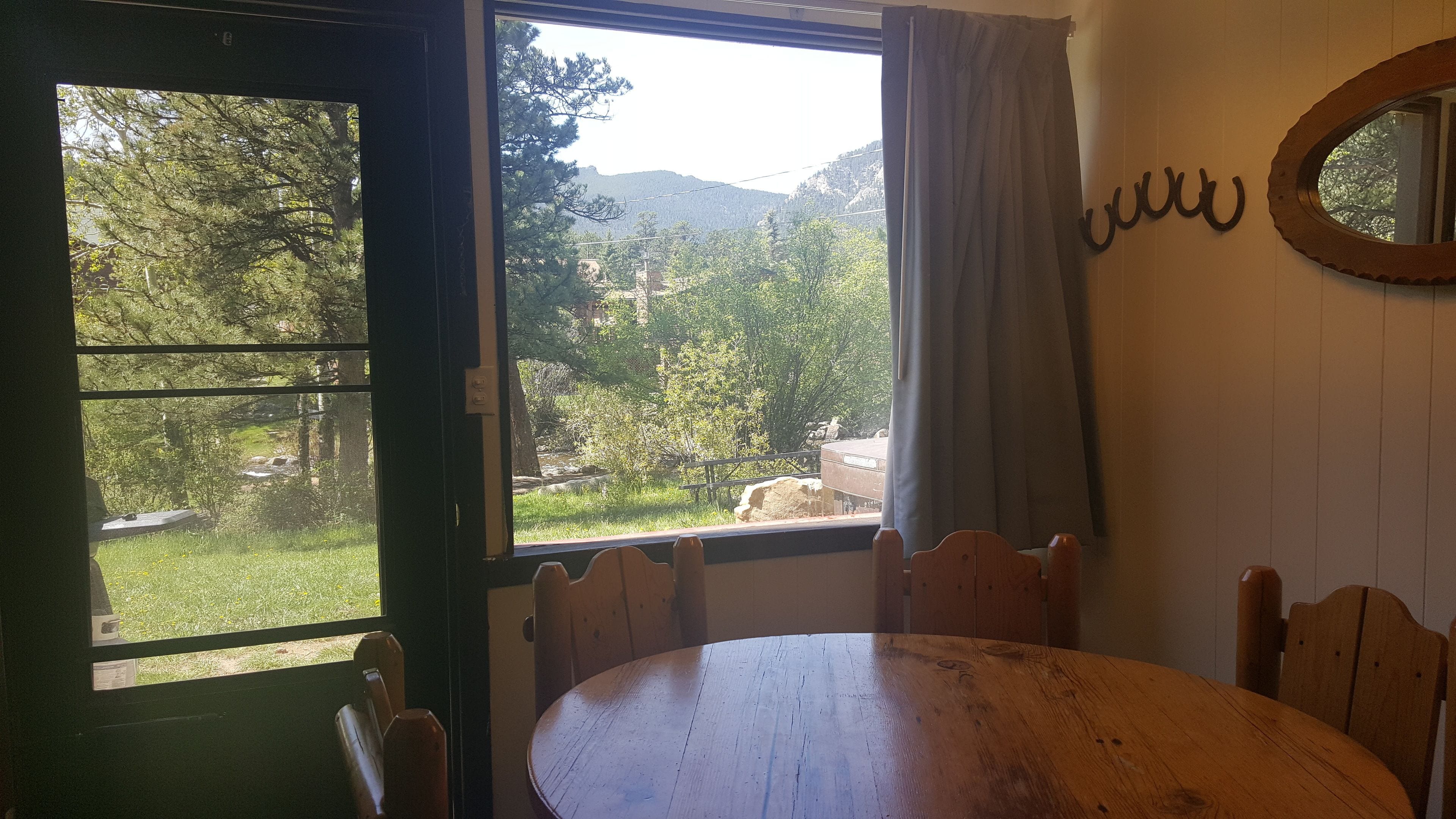 bunkhouse #7 (river cabin, private hot tub, fireplace, 6 adults, 2 children) | in-room dining