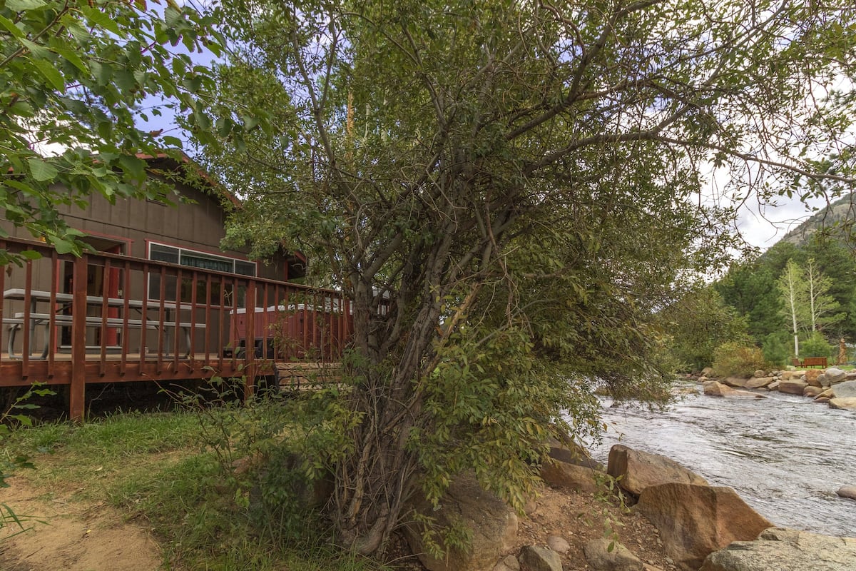 Rock 'n River #26 (River Cabin, Private Hot Tub, Fireplace, Sleeps 6 adults and 2 children) | Terrace/patio
