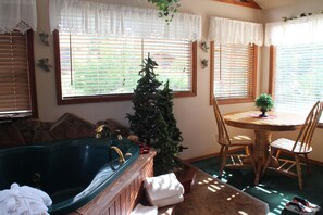 The Love Nest #8 (Indoor 5x5 Jetted Tub,  Gas Fireplace, King Bed | Pasti in camera