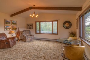 Living area - Brynwood on the River (Estes Park)