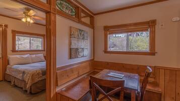 Chic-A-Dee #27 (Cabin, Private Hot Tub, Fireplace, Sleeps 4 adults and 2 children) | Repas dans la chambre