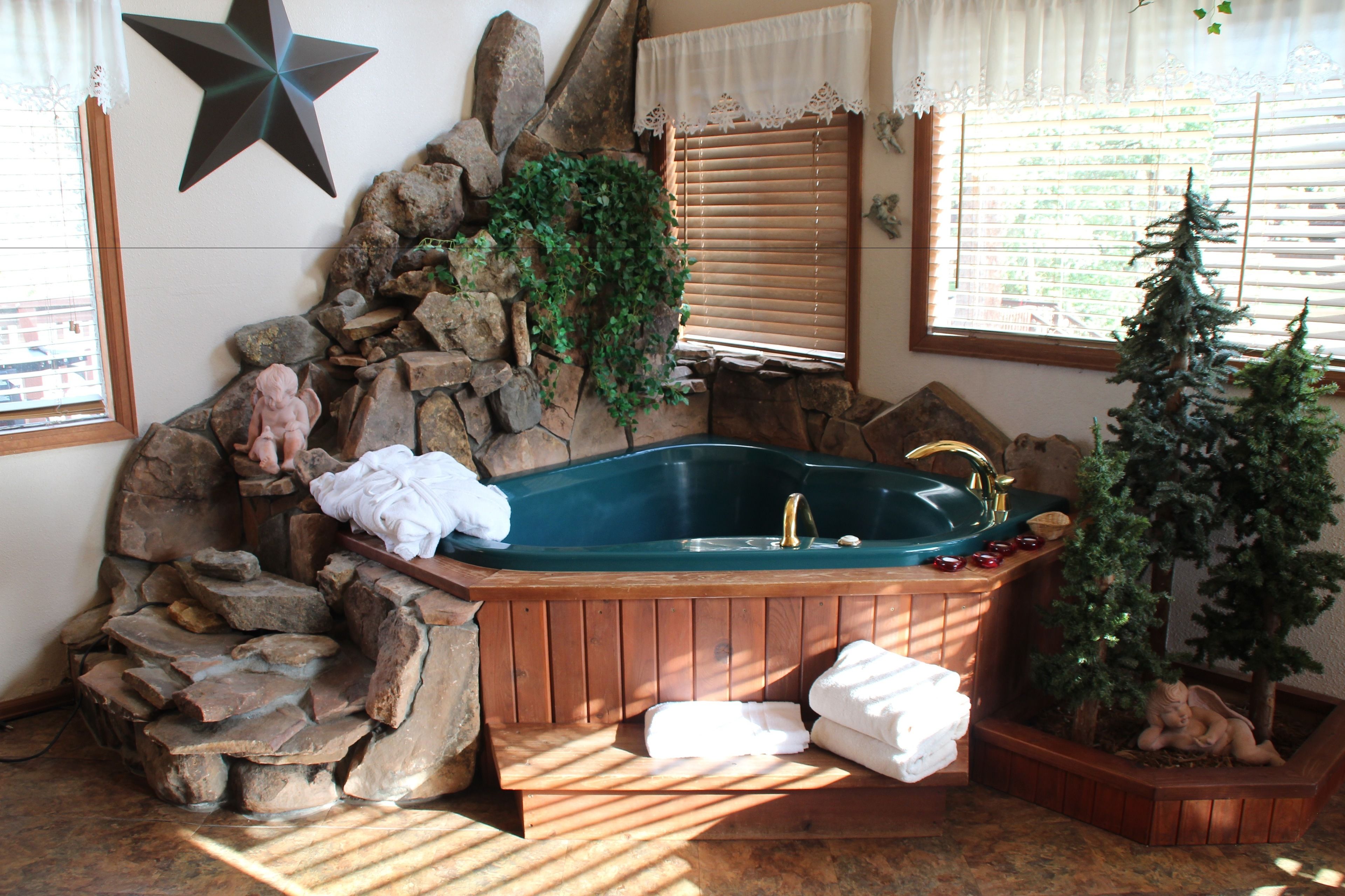 the love nest #8 (indoor 5x5 jetted tub,  gas fireplace, king bed | jetted bathtub