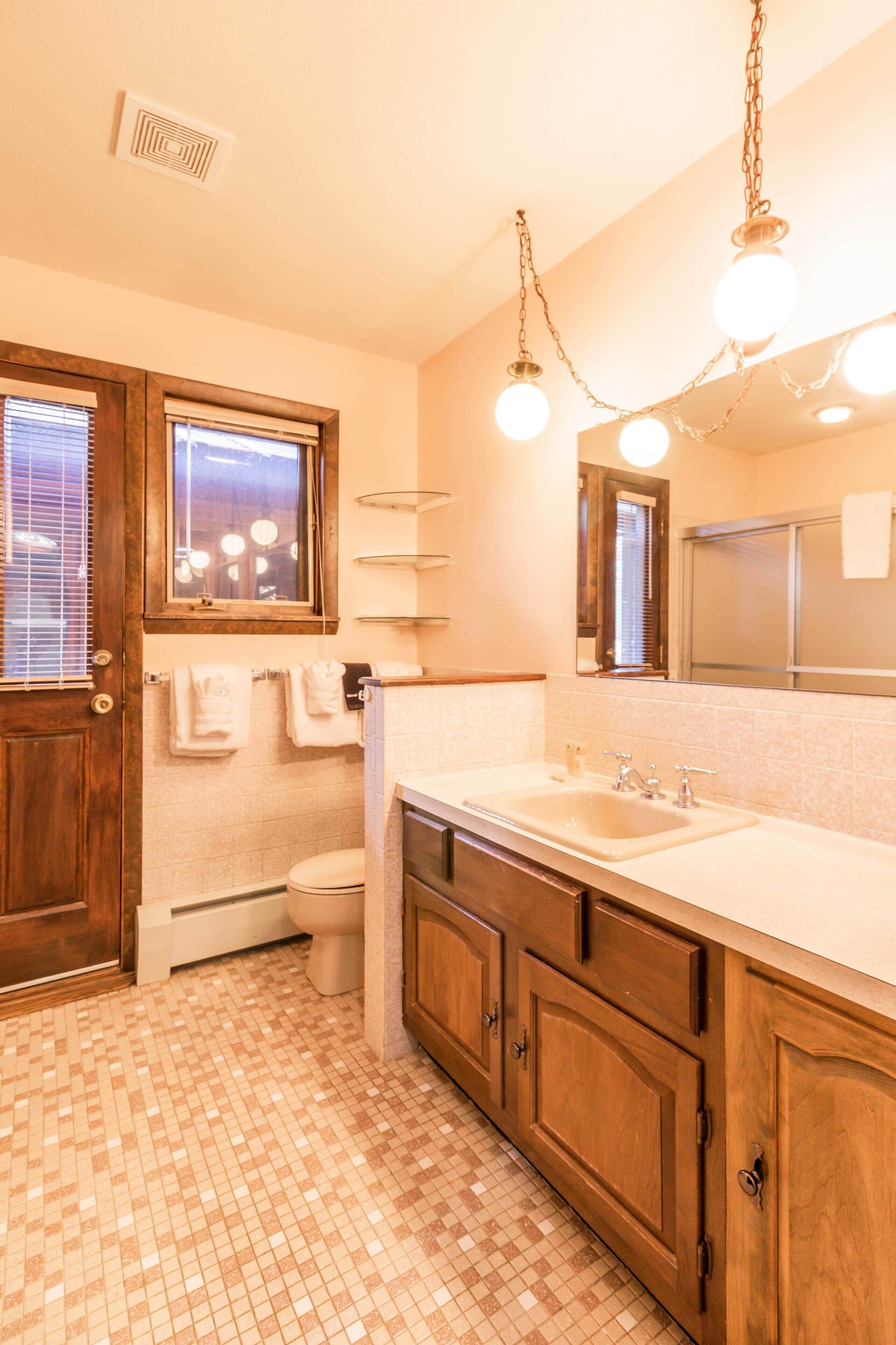 house, 3 bedrooms | bathroom | hair dryer, towels, soap, shampoo