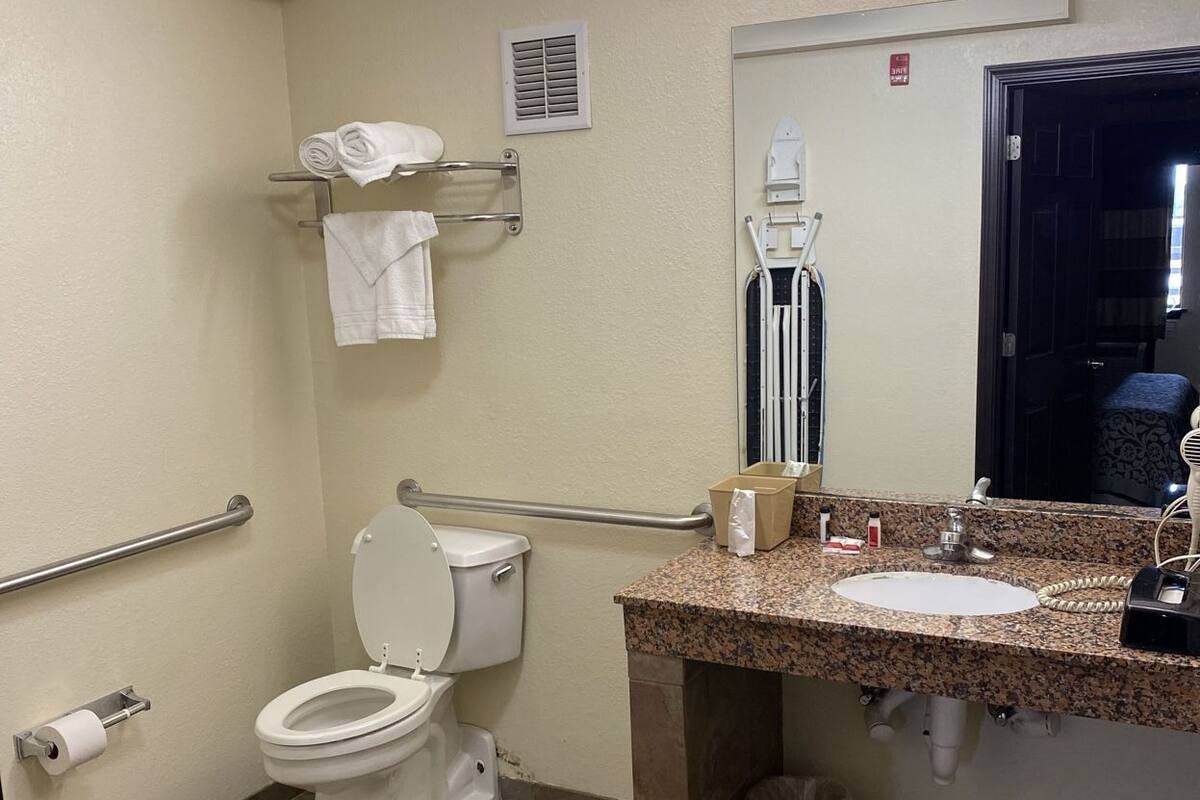 Bathroom | Combined shower/bathtub, free toiletries, hair dryer, towels