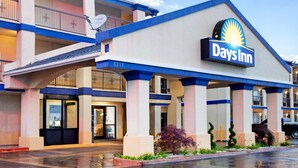 Un hôtel Days Inn doté d’une enseigne bien visible, de nombreux balcons et d’une entrée abritée.