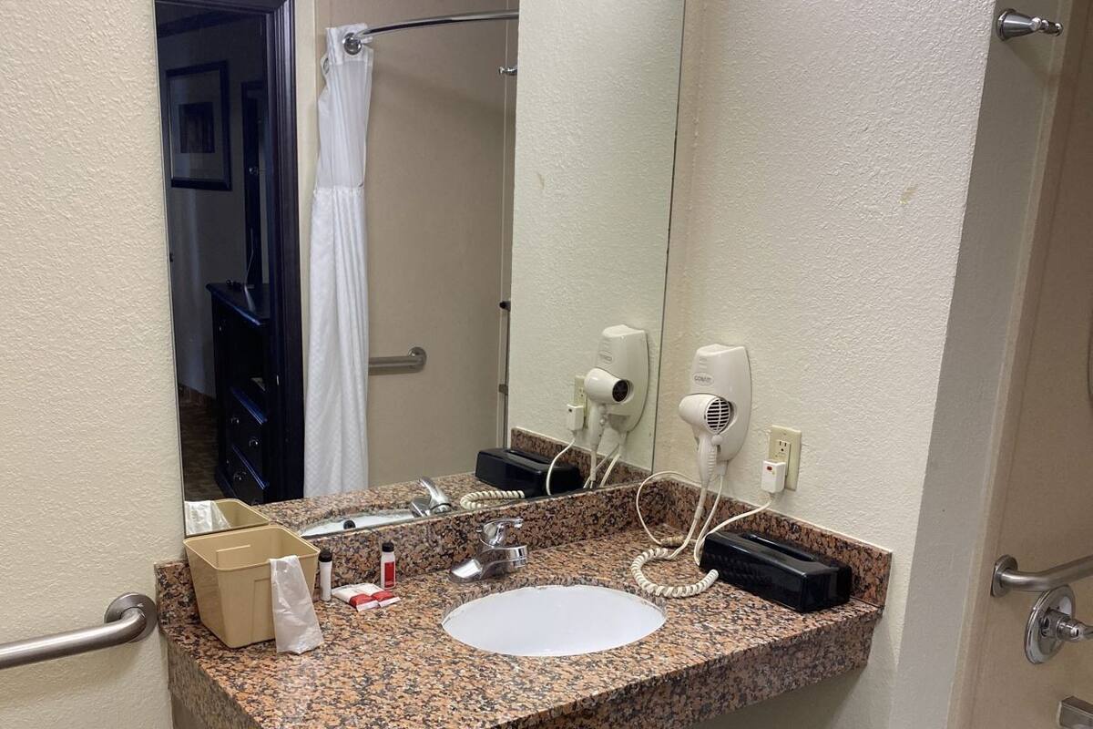 Bathroom | Combined shower/bathtub, free toiletries, hair dryer, towels