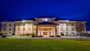 Un hôtel Best Western Plus doté d’une façade en pierre, de nombreuses fenêtres et d’une entrée bien éclairée.