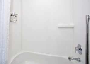 花灑/浴缸組合、名牌梳洗用品、風筒、提供毛巾