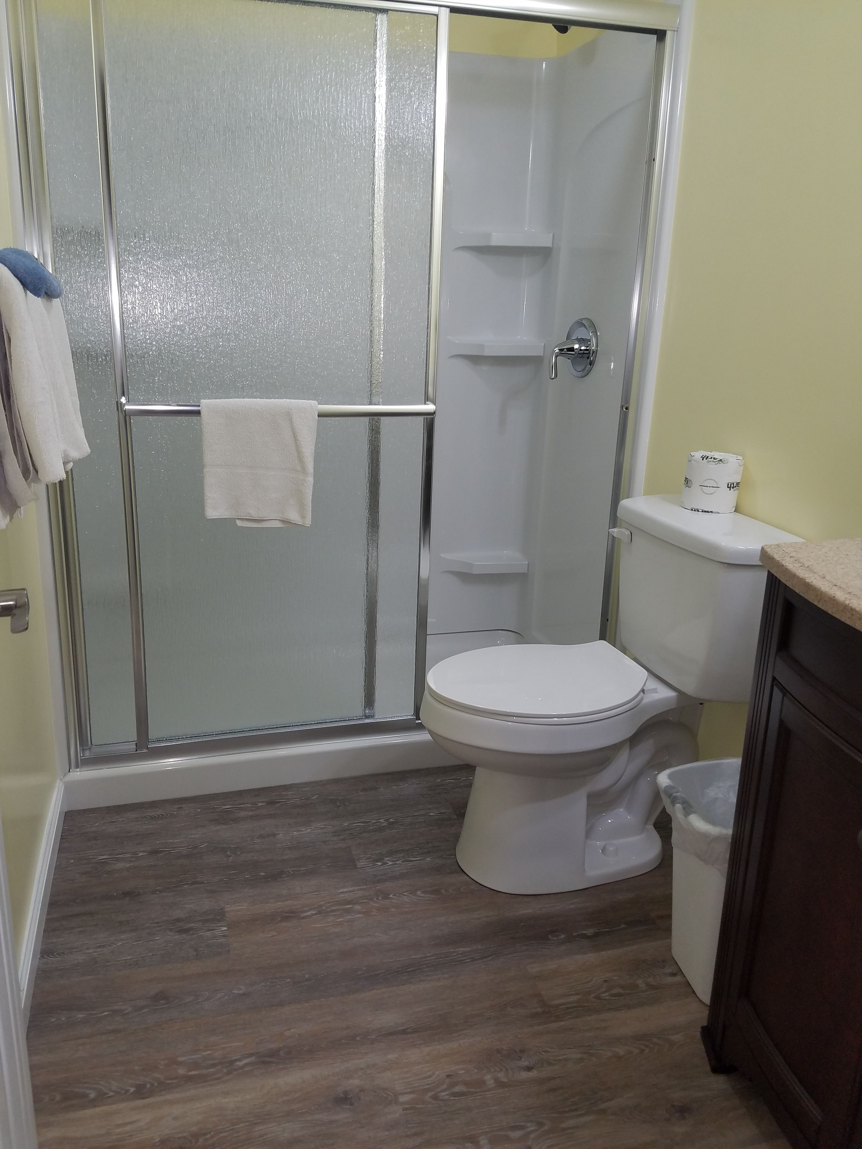 Suite familiar, 2 habitaciones | Baño | Regadera, amenidades de baño gratuitas, secadora de cabello, toallas 