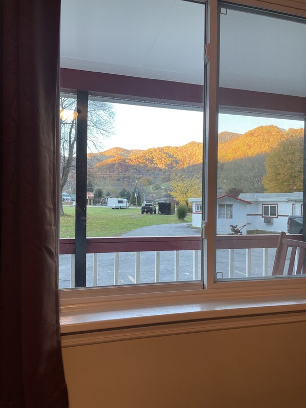 家庭套房, 2 间卧室 | 记忆海绵床垫、隔音、熨斗/熨板、免费婴儿床