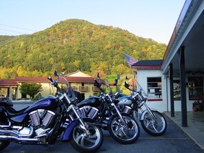 Free self parking - A Holiday Motel (Maggie Valley)