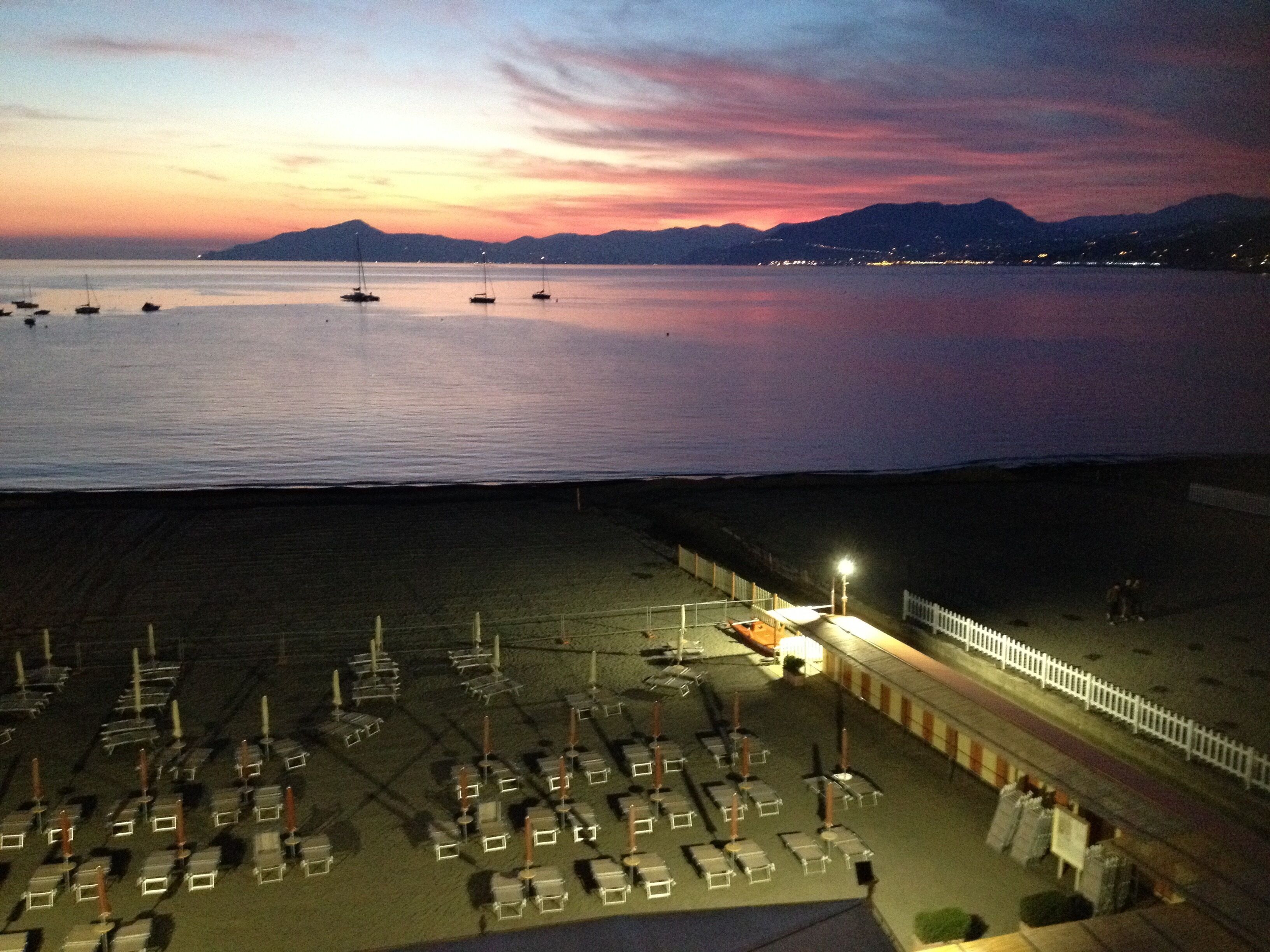 Een hotel aan het water met terras en uitzicht op zee.