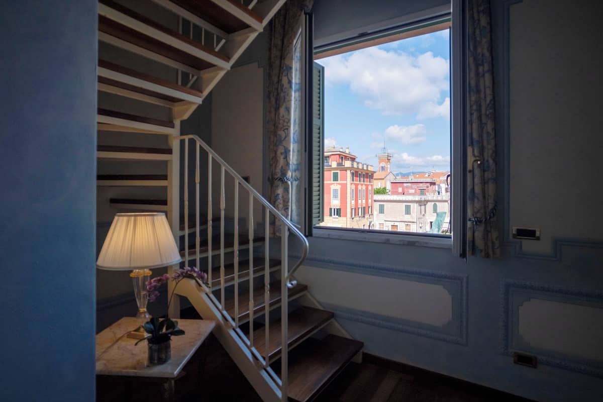 Una escalera con vistas a edificios.